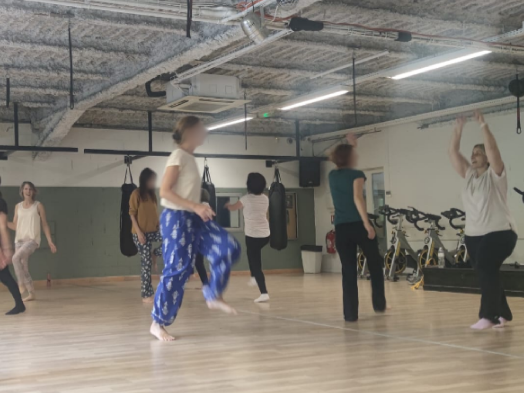 Participantes à une séance collective de gymnastique